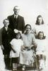 Photo of photos/thumb_Leslie McLennan b1889 fam portrait early 1920s